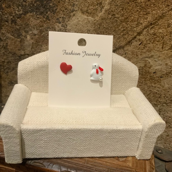 Heart Bunny Pearl Stud Earrings - Picture 2 of 8